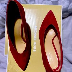 Michael Kors Lizzy Mid Pump in Maroon 8